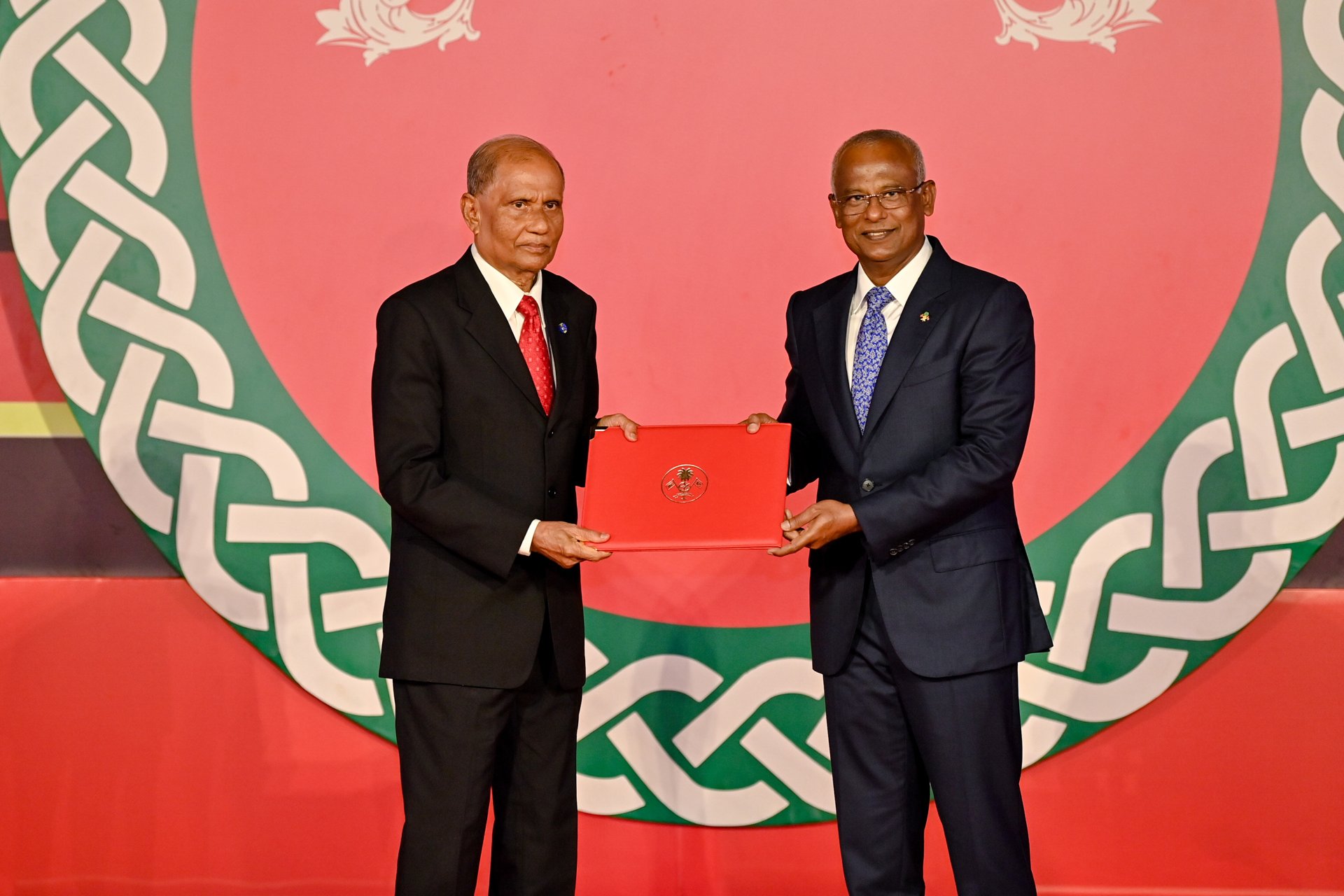 President Ibrahim Mohamed Solih presents the National Award of Honour certificate to Damas Chairman Mohamed Salih, 20 October 2022