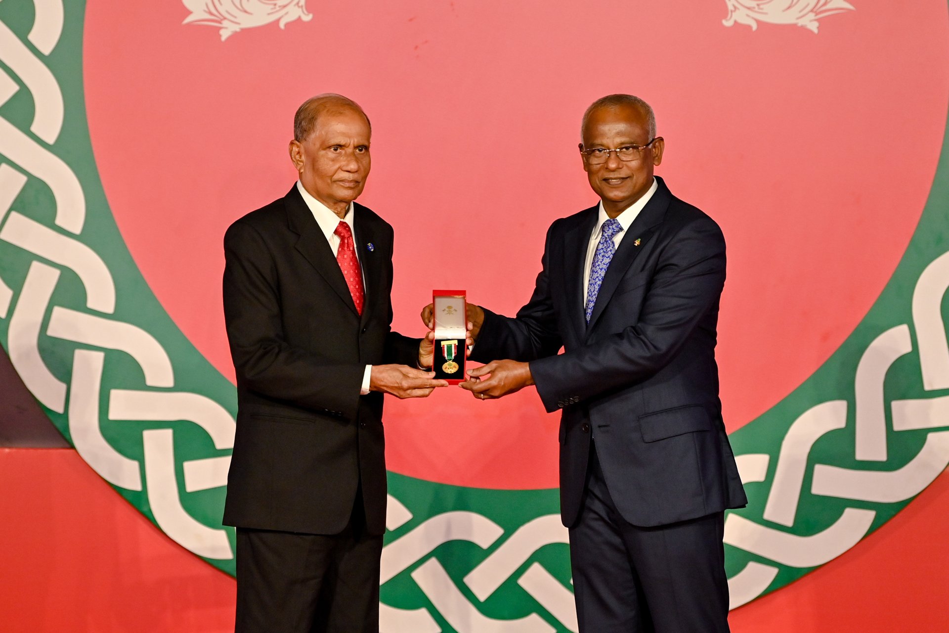 President Ibrahim Mohamed Solih presents the National Award of Honour badge to Damas Chairman Mohamed Salih, 20 October 2022
