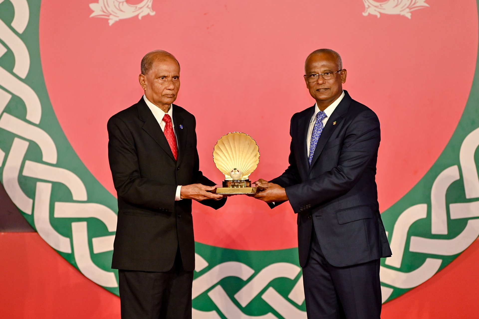 President Ibrahim Mohamed Solih presents the National Award of Honour shield to Damas Chairman Mohamed Salih, 20 October 2022
